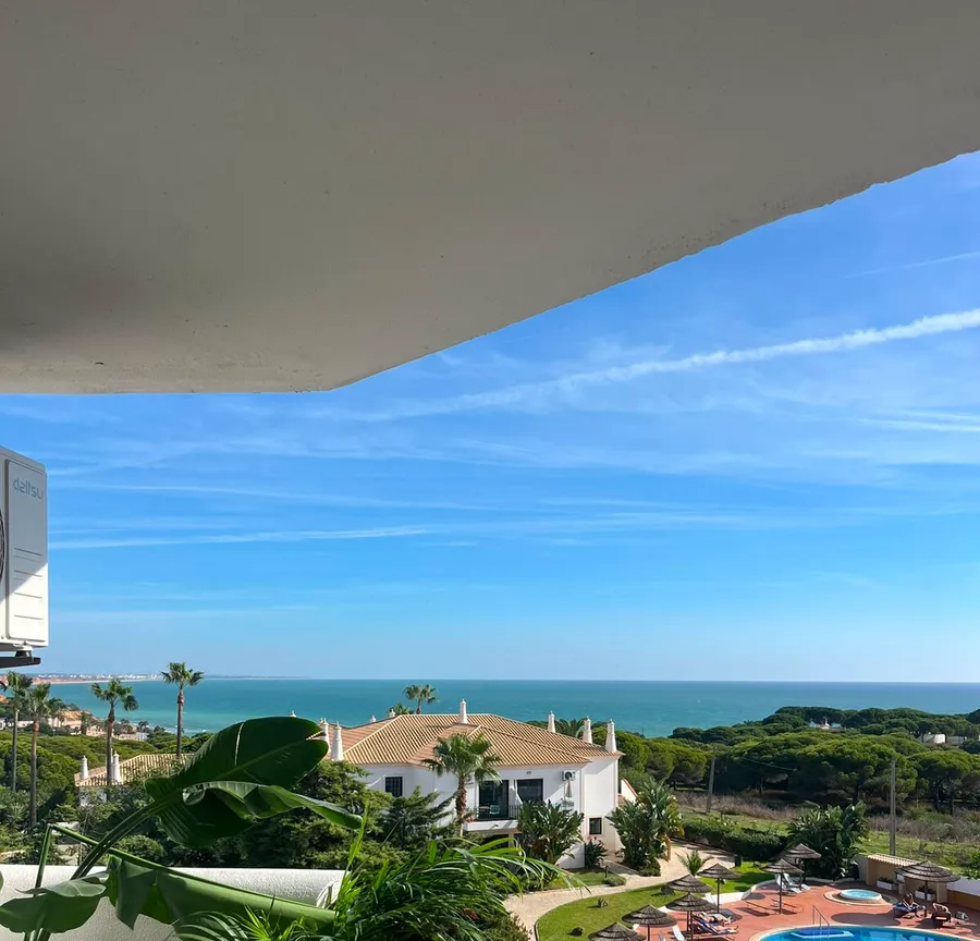 Varanda de apartamento gerido, com vista de mar no Algarve